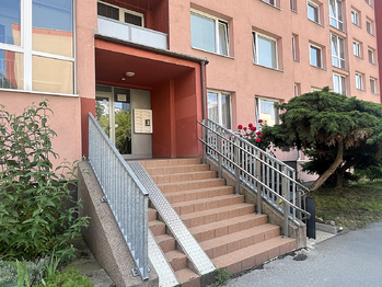Bezbariérový vstup - Prodej bytu 3+1 v družstevním vlastnictví 99 m², Praha 9 - Černý Most