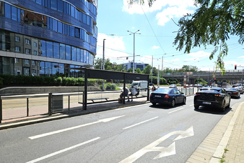silnice před domem - Pronájem bytu 1+1 v družstevním vlastnictví 33 m², Praha 9 - Libeň