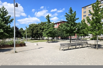 náměstí před domem - Pronájem bytu 1+1 v družstevním vlastnictví 33 m², Praha 9 - Libeň
