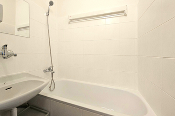 koupelna - Pronájem bytu 1+1 v družstevním vlastnictví 33 m², Praha 9 - Libeň