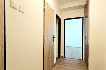 chodba - Pronájem bytu 1+1 v družstevním vlastnictví 33 m², Praha 9 - Libeň