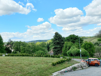 Vpravo je příjezdová cesta k pozemku za branou. - Pronájem pozemku 500 m², Dražice