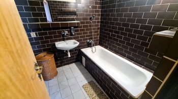 V koupelně v patře domu je vana - Prodej domu 160 m², Příbram