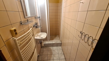 Pohled do jedné ze dvou koupelen - Prodej domu 160 m², Příbram