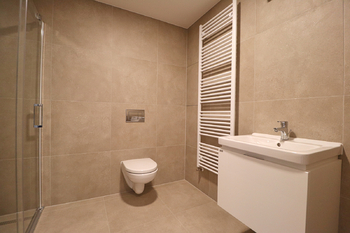 Koupelna - Pronájem bytu 2+kk v osobním vlastnictví 62 m², Praha 9 - Hloubětín
