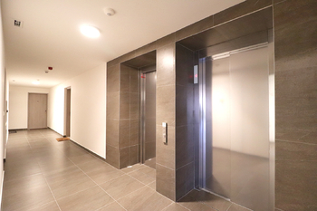 Bytový dům - vnitřní prostory - Pronájem bytu 2+kk v osobním vlastnictví 62 m², Praha 9 - Hloubětín