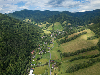 ptačí perspektiva na obec - Prodej pozemku 2174 m², Vernířovice