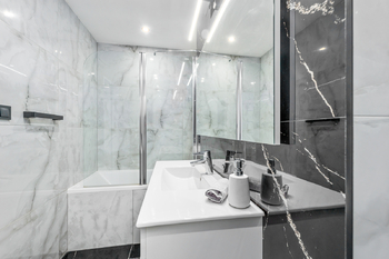 koupelna s WC - Prodej bytu 2+1 v osobním vlastnictví 59 m², České Budějovice 