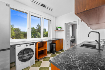 průchozí kuchyň - Prodej bytu 2+1 v osobním vlastnictví 59 m², České Budějovice