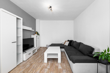 obývací pokoj s jídelním koutem - Prodej bytu 2+1 v osobním vlastnictví 59 m², České Budějovice