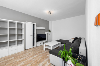 obývací pokoj s jídelním koutem - Prodej bytu 2+1 v osobním vlastnictví 59 m², České Budějovice