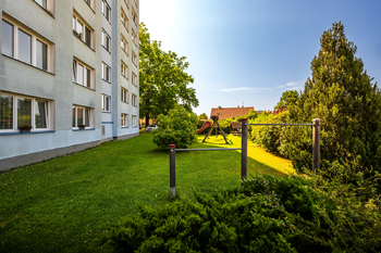 společné zahrady - Prodej bytu 2+1 v osobním vlastnictví 59 m², České Budějovice