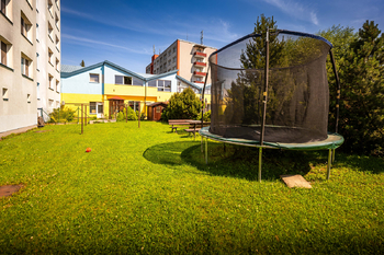 společné zahrady - Prodej bytu 2+1 v osobním vlastnictví 59 m², České Budějovice