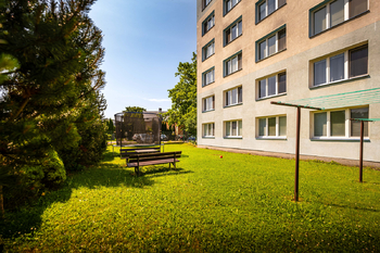 společné zahrady - Prodej bytu 2+1 v osobním vlastnictví 59 m², České Budějovice