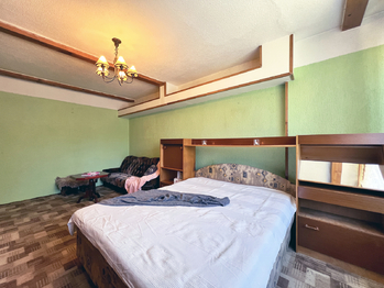 Pokoj pohled od okna - Prodej bytu 1+1 v družstevním vlastnictví 38 m², Nejdek