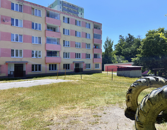 Pohled na dům se zadním vchodem - Prodej bytu 1+1 v družstevním vlastnictví 38 m², Nejdek