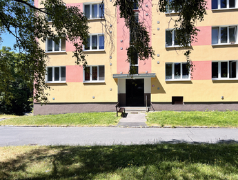 Hlavních vchod do domu - Prodej bytu 1+1 v družstevním vlastnictví 38 m², Nejdek