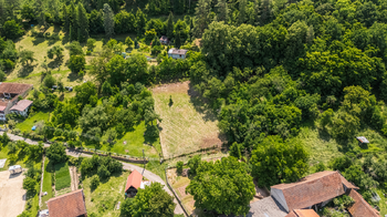 pohled na pozemek z dronu - Prodej pozemku 1083 m², Sentice