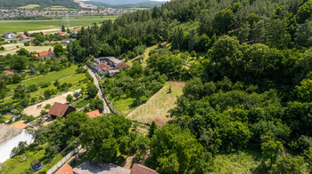 pohled z dronu na pozemek foto 3 - Prodej pozemku 1083 m², Sentice
