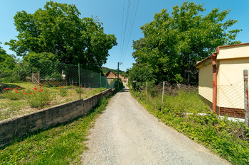 příjezdová komunikace - Prodej pozemku 1083 m², Sentice