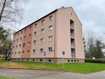 pohled na dům z ulice - Pronájem bytu 1+1 v osobním vlastnictví 32 m², Kladno