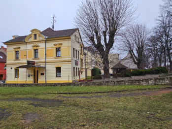 pohled na stavbu | od kapličky - Prodej nájemního domu 1194 m², Duchcov