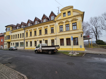 pohled na stavbu | z ul. Husova - Prodej nájemního domu 1194 m², Duchcov 