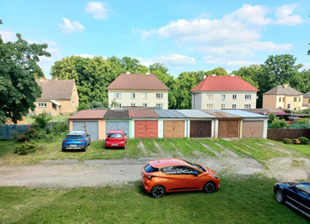 Výhled na dvorek ke garážím. - Pronájem bytu 3+kk v osobním vlastnictví 90 m², Veselí nad Lužnicí
