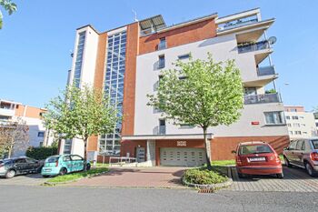 dům z venku - Pronájem bytu 3+kk v osobním vlastnictví 100 m², Plzeň