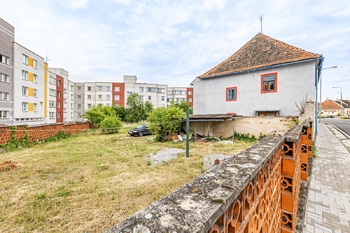 Severní pohled z ulice - Prodej domu 300 m², Blatná
