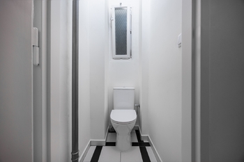 Toaleta - Pronájem bytu 3+kk v osobním vlastnictví 78 m², Praha 5 - Malá Strana