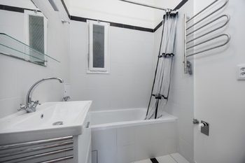 Koupelna - Pronájem bytu 3+kk v osobním vlastnictví 78 m², Praha 5 - Malá Strana