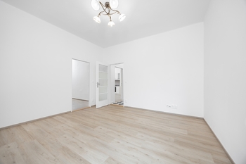 Pokoj do ulice - Pronájem bytu 3+kk v osobním vlastnictví 78 m², Praha 5 - Malá Strana