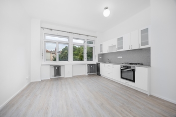 Pokoj s kuchyňskou linkou - Pronájem bytu 3+kk v osobním vlastnictví 78 m², Praha 5 - Malá Strana 