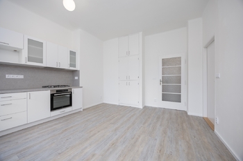 Pokoj s kuchyňskou linkou - Pronájem bytu 3+kk v osobním vlastnictví 78 m², Praha 5 - Malá Strana