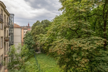 Výhled do zeleně - Pronájem bytu 3+kk v osobním vlastnictví 78 m², Praha 5 - Malá Strana
