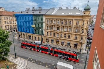 Výhled na ulici - Pronájem bytu 3+kk v osobním vlastnictví 78 m², Praha 5 - Malá Strana
