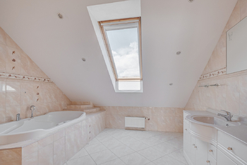 Prodej domu 376 m², Hřebeč