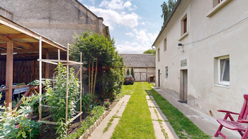 dvůr s pohledem na hospodářské stavení - Prodej domu 174 m², Hrušov