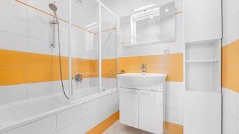 Koupelna s vanou a sprchou - Pronájem bytu 2+kk v osobním vlastnictví 43 m², Praha 5 - Stodůlky