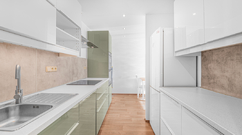 Kuchyňská linka navazující na předsíň - Pronájem bytu 2+kk v osobním vlastnictví 43 m², Praha 5 - Stodůlky