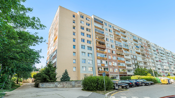 Pohled na dům z ulice - Pronájem bytu 2+kk v osobním vlastnictví 43 m², Praha 5 - Stodůlky