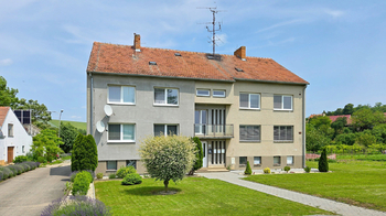 Přední pohled na dům - Prodej bytu 3+1 v družstevním vlastnictví 98 m², Klobouky u Brna 