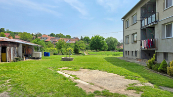 Prostranství za domem - Prodej bytu 3+1 v družstevním vlastnictví 98 m², Klobouky u Brna