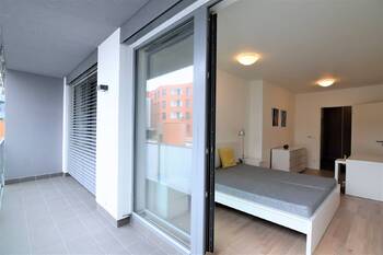 pohled z lodžie do ložnice  - Pronájem bytu 2+kk v osobním vlastnictví 64 m², Praha 8 - Kobylisy