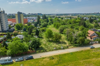 Pozemek pohled z ulice U Červeného mlýnku - Prodej pozemku 4940 m², Praha 9 - Čakovice