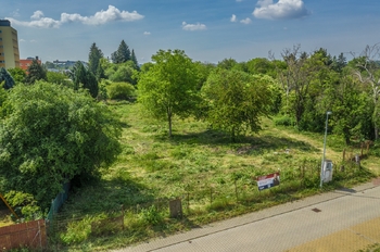 Pozemek pohled z ulice U Červeného mlýnku - Prodej pozemku 4940 m², Praha 9 - Čakovice 
