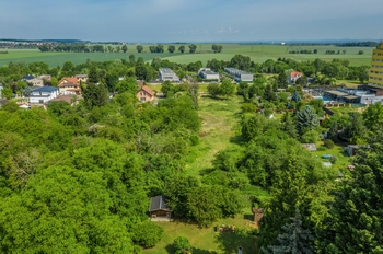 ohled z konce pozemku na ulici U Červeného mlýnku - Prodej pozemku 4940 m², Praha 9 - Čakovice