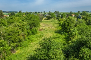 Pohled z konce pozemku na ulici U Červeného mlýnku - Prodej pozemku 4940 m², Praha 9 - Čakovice