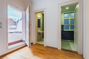 Vstup do kuchyně, toalety a terasy - Pronájem kancelářských prostor 195 m², Praha 1 - Staré Město